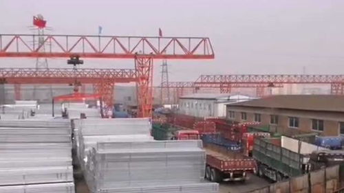 天津?qū)毶撹F工廠,院里拉管的車(chē)滿院,等不及的司機(jī)想自己裝車(chē)